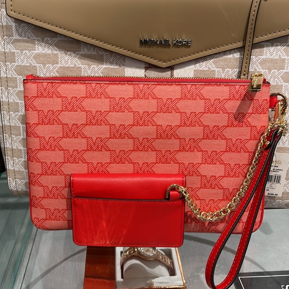 MICHAEL KORS JET SET ITEM LG 2 in 1 CARD CASE & WRISTLET
Dark Sangria
NWT - Picture 6 of 16